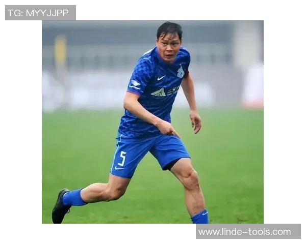 足球明星背后那些不为人知的男生故事与成长经历揭秘